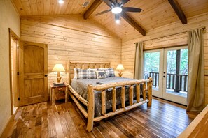 3 bedrooms, iron/ironing board, WiFi, bed sheets - Riverfront cabin with private dock, firepit, wraparound porch & fireplace (Mineral Bluff)
