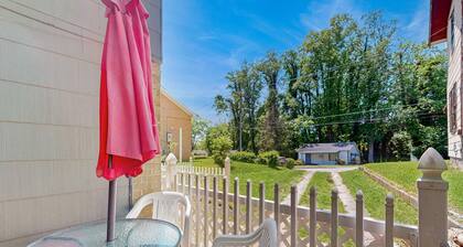 Charming 2 BR house near downtown Hendersonville w/ washer/dryer
