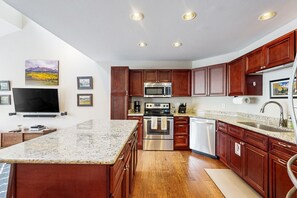 Kylskåp, mikrovågsugn, ugn och spishäll