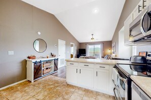 Fridge, microwave, oven, stovetop - Lake-view condo with hot tub, outdoor pool, tennis, game room, deck, W/D, AC (Branson)