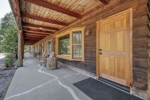 Exterior detail - Big Pine Suite CN Lodge R#1 (Springville)