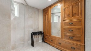 Bathroom - Big Pine Suite CN Lodge R#1 (Springville)