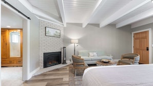 Interior - Big Pine Suite CN Lodge R#1 (Springville)
