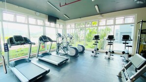Ein Fitnessstudio mit Laufbändern, Crosstrainern und Gewichtsmaschinen.