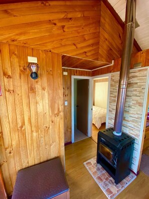 Comfort Cabin, Beach View | Living area | Flat-screen TV - Cabañas Palafitos Dalmacia (Castro)