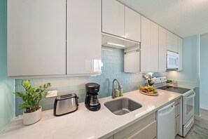 冷蔵庫、電子レンジ、オーブン、コンロ