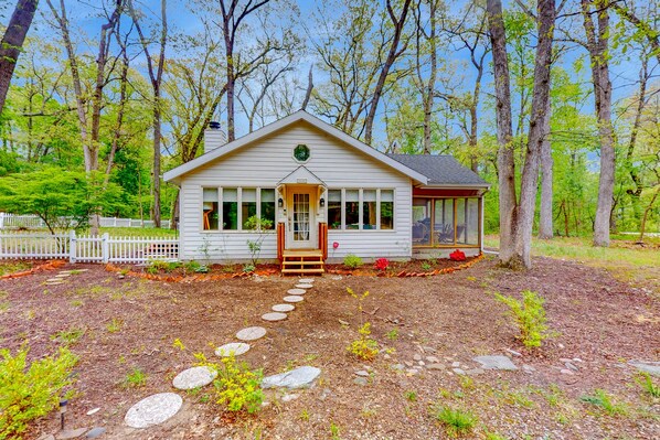 Exterior - Charming cottage with gas grill, golf cart, central AC, washer/dryer (New Buffalo)