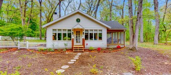 Charming cottage with gas grill, golf cart, central AC, washer/dryer