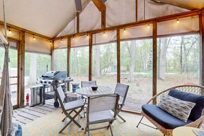 Outdoor dining - Charming cottage with gas grill, golf cart, central AC, washer/dryer (New Buffalo)