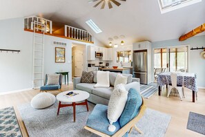 TV, fireplace, books - Charming cottage with gas grill, golf cart, central AC, washer/dryer (New Buffalo)