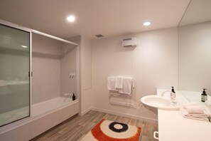 Dusche, umweltfreundliche Kosmetikartikel, Haartrockner, Handtücher