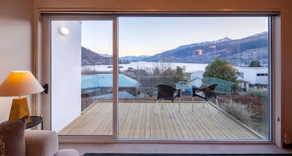 Queenstown Lakeside Gem: 3 BDR, Wi-Fi & Parking