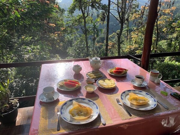 Free daily on-the-go breakfast - solitary resort (Ella)