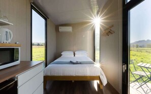 1 bedroom, bed sheets