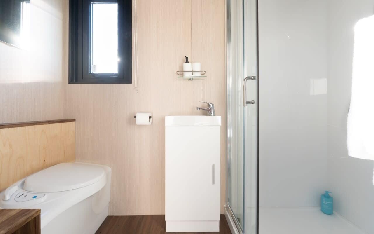 Een douche, een haardroger, handdoeken