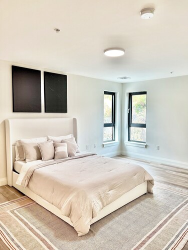 Luxury Modern Apartment in Quincy 