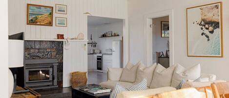 TV connectée, cheminée, livres