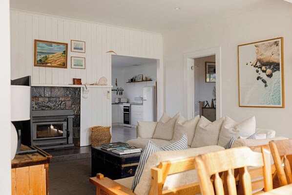 Smart-TV, peis og bøker