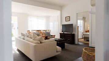 TV connectée, cheminée, livres