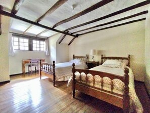 8 bedrooms, bed sheets