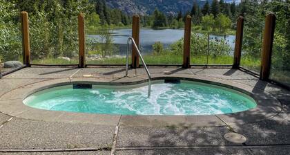 Cabin on the Creek, streamside Mazama retreat