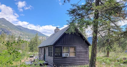 Cabin on the Creek - stream side Mazama retreat