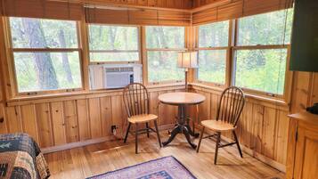 1 slaapkamer, een strijkplank/strijkijzer, wifi, beddengoed