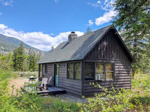 Exterior - Cabin on the Creek - stream side Mazama retreat (Mazama)