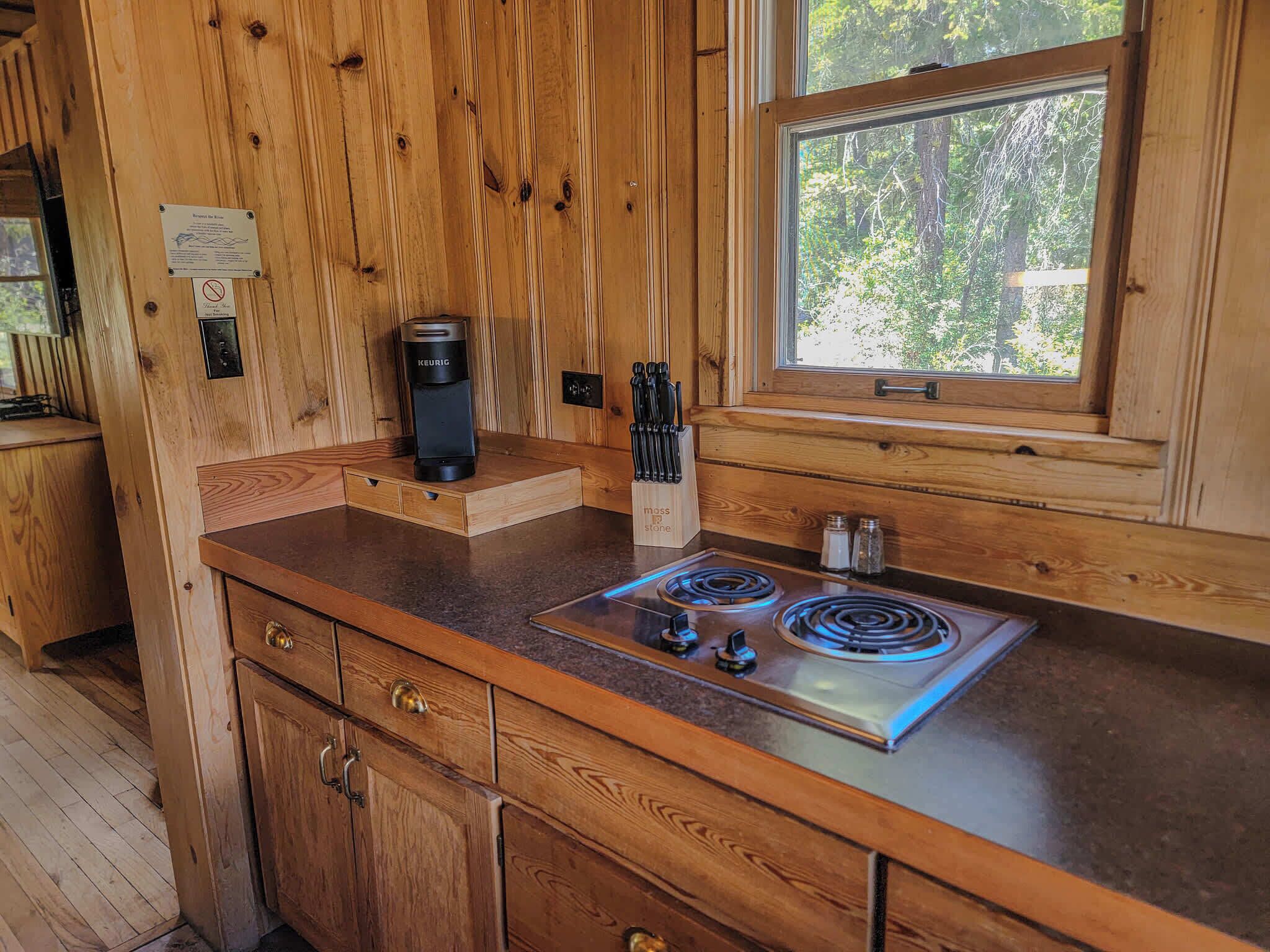 Kjøleskap, mikrobølgeovn, oppvaskmaskin og kaffetrakter/tekoker