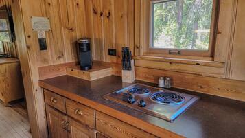 Een koelkast, een microgolfoven, een vaatwasser