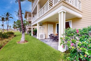 Outdoor dining - Mountain & Lake-view condo with on-site golf, pool, hot tub, & fitness room (Waikoloa Village)
