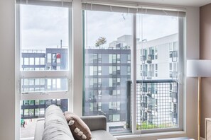 TV, stereo - Great Central District Studio w/ Gym, Yoga & Rooftop, by Blueground (Seattle)