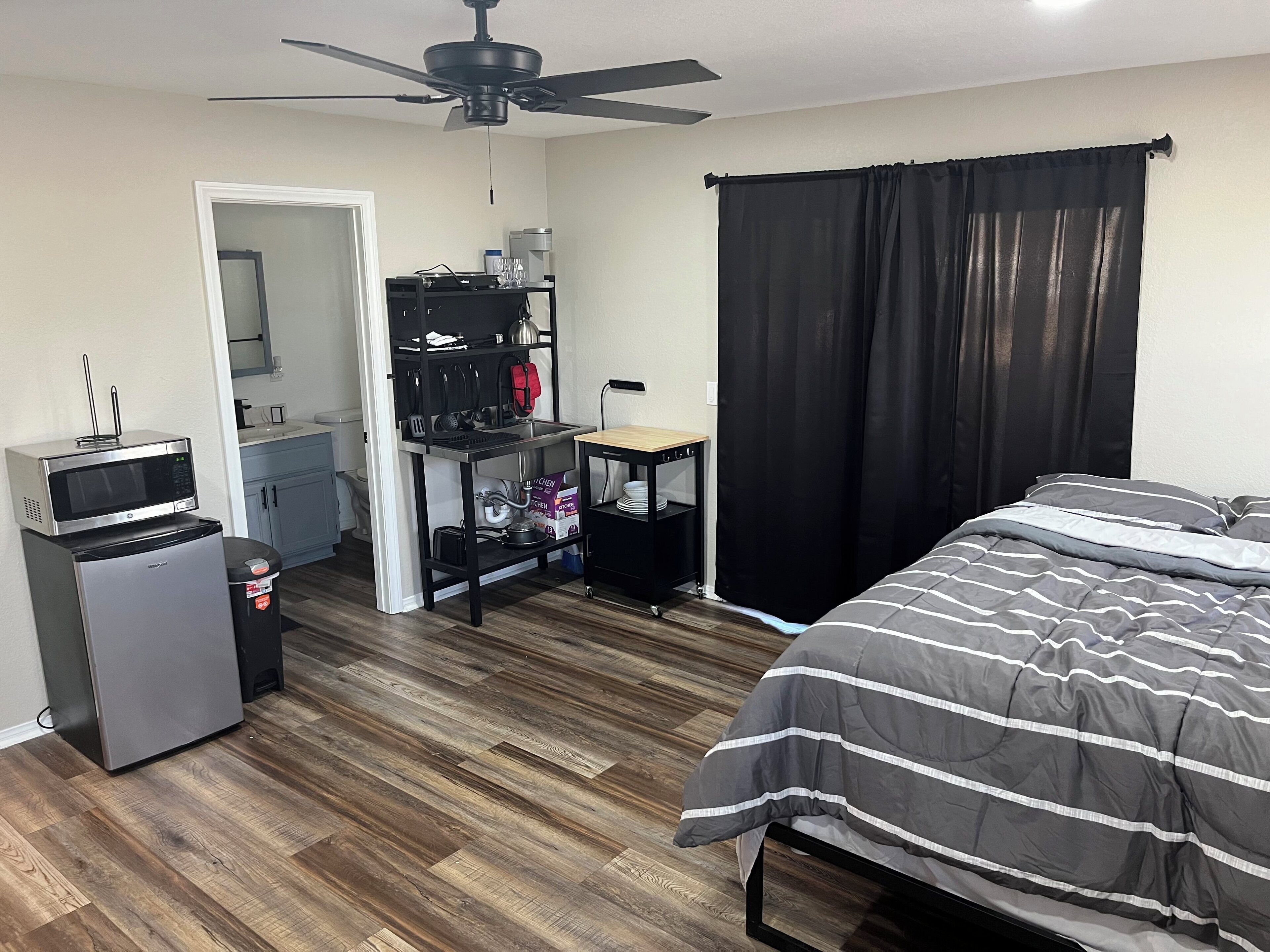 Private Master Bedroom in Spring Valley Lake