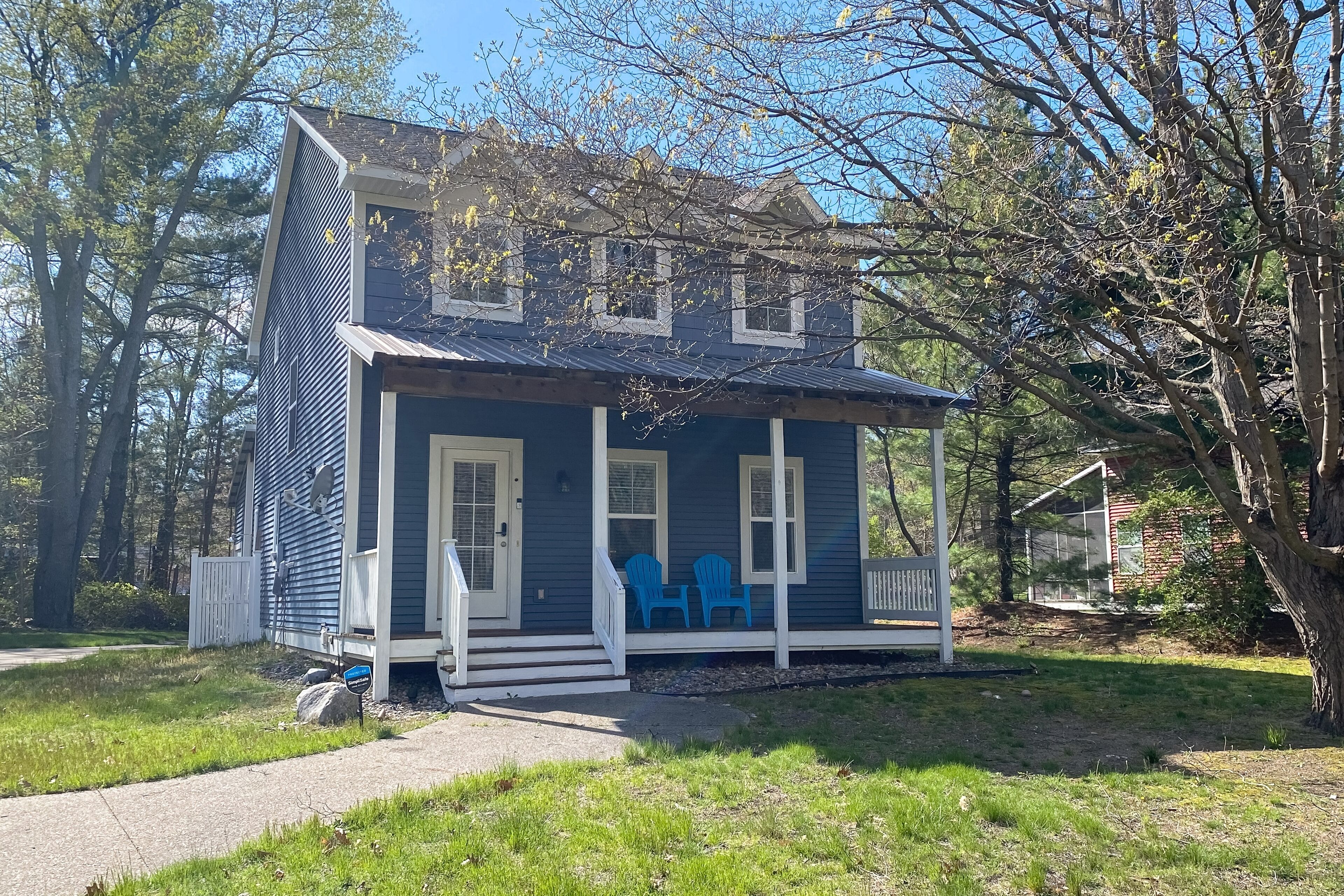 Charming house four blocks from Lake MI, with screened porch, yard games, & AC