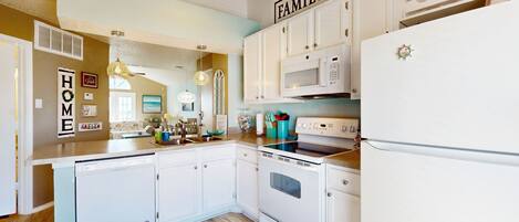 Jääkaappi, mikroaaltouuni, uuni, liesi