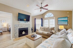 2 bedrooms, Internet, bed sheets - Coastal condo with pool, balcony, fitness room, central AC, & washer/dryer (Corpus Christi)