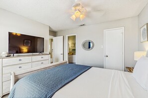 2 bedrooms, internet, bed sheets - Coastal condo with pool, balcony, fitness room, central AC, & washer/dryer (Corpus Christi)