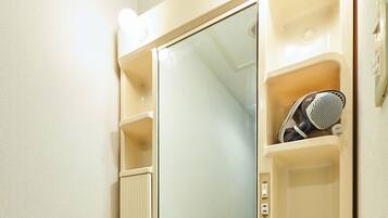 Apartemen Keluarga | Kamar mandi | Bathtub dan shower terpisah, pengering rambut, sandal, dan kloset