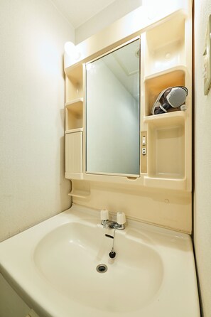 Fjölskylduíbúð | Baðherbergi | Aðskilið baðker/sturta, hárblásari, inniskór, skolskál