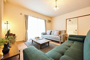 Fjölskylduíbúð | Stofa | 50-tommu flatskjársjónvarp með stafrænum rásum, skrifstofa.