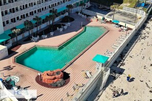 Alberca al aire libre y alberca climatizada