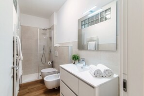 Dusche, Haartrockner, Bidet, Shampoo