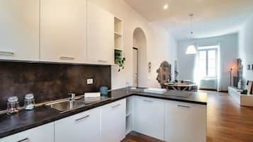 Een koelkast, een microgolfoven, een oven, een kookplaat