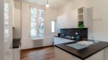 Fridge, microwave, oven, stovetop