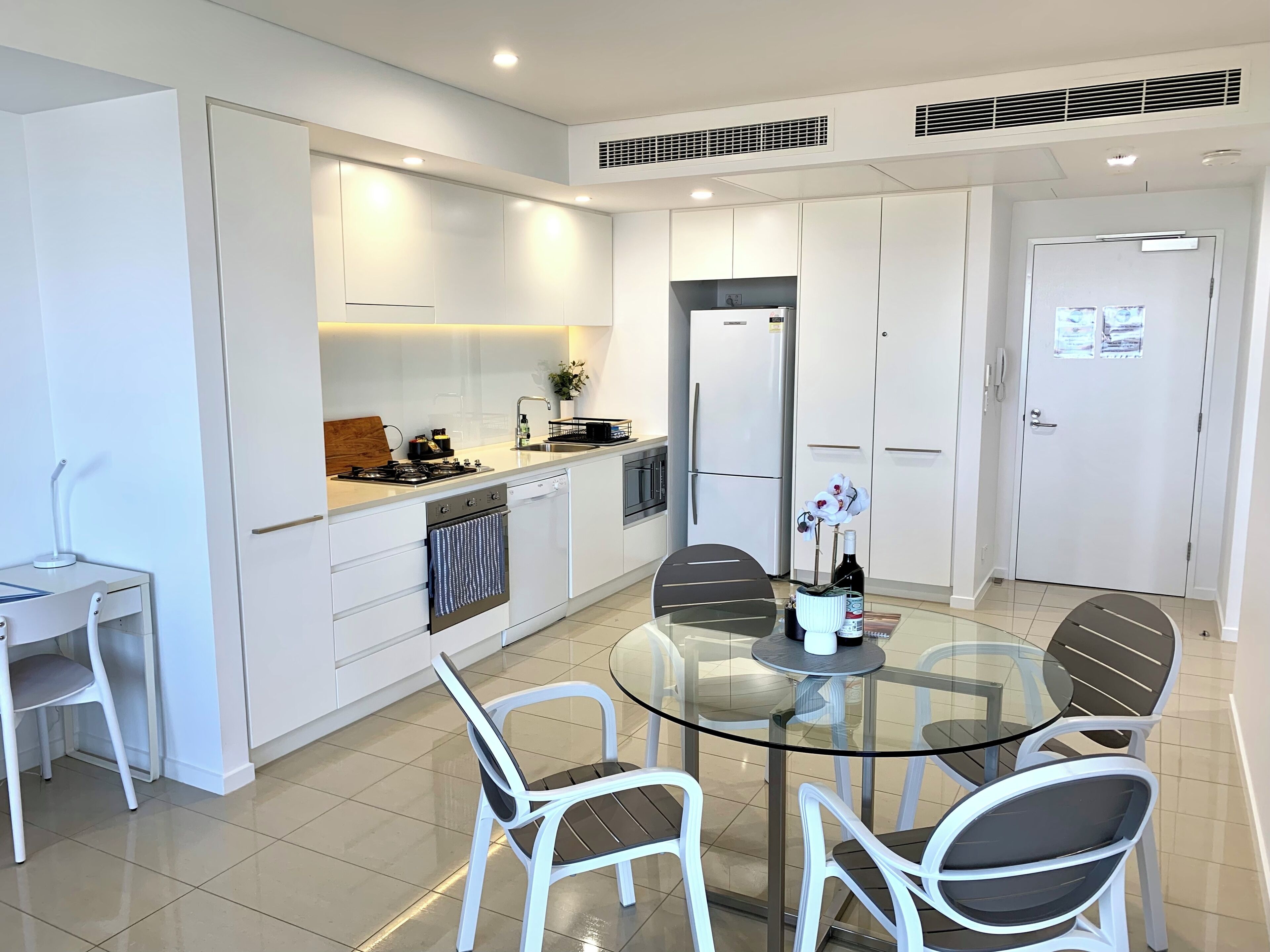 Micro-ondes, four, plaque de cuisson, lave-vaisselle