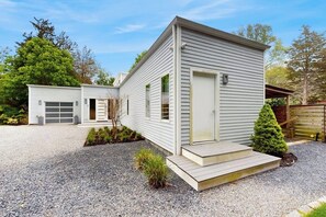 Exterior - Tranquil house with private hot tub, pool, enclosed yard, central AC (East Hampton)