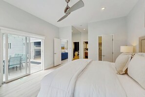3 bedrooms, iron/ironing board, Internet, bed sheets - Tranquil house with private hot tub, pool, enclosed yard, central AC (East Hampton)