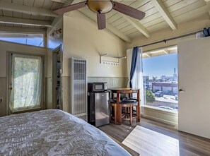 3 bedrooms, travel crib, WiFi, bed sheets