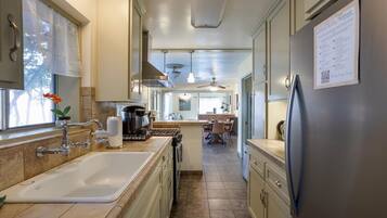 Køleskab, mikrobølgeovn, ovn, kogeplade