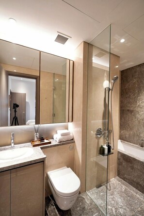 Apartamento luxo, 2 quartos, cozinha, vista para a cidade | Banheiro | Ducha de hidromassagem, produtos de toalete de grife, secador de cabelo 